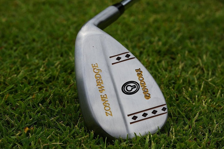 芝の上に置いた ZONE PANDORA WEDGE